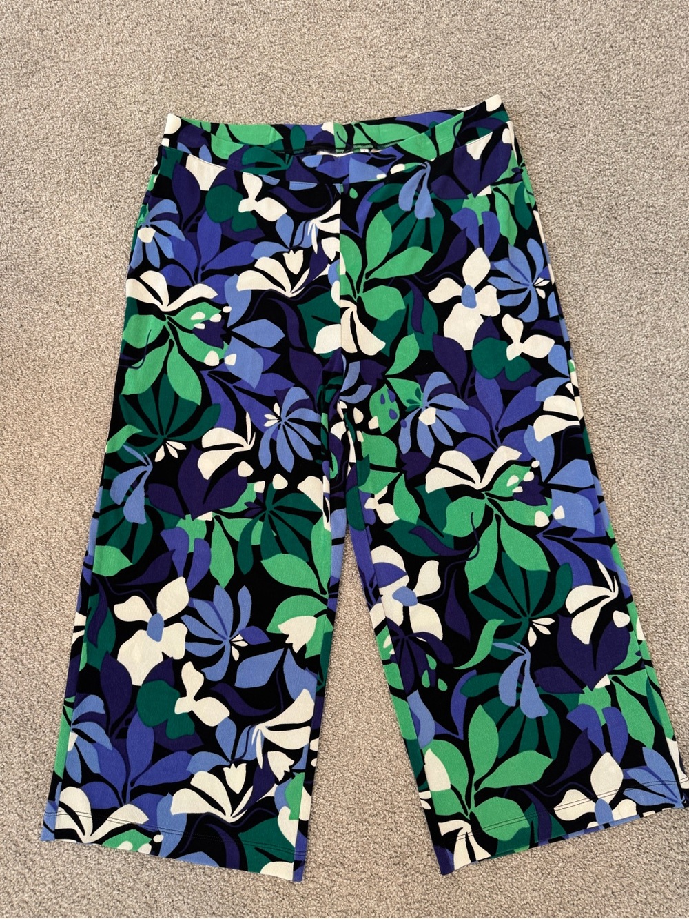 NWT Chico’s Travelers Wide Leg Floral Cropped Pants - Green, Blue & White XL